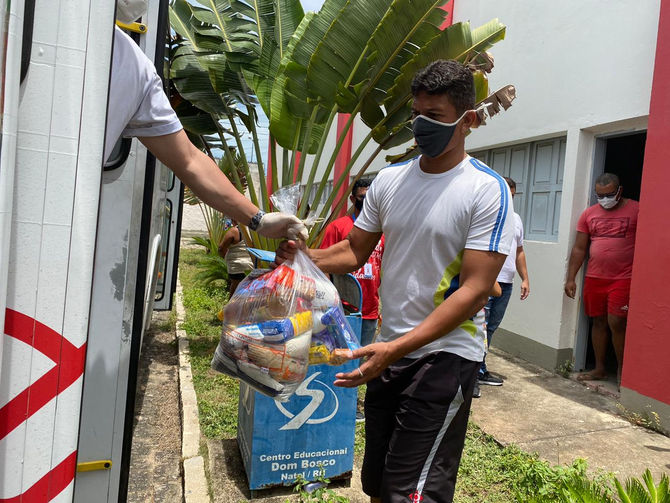 Busão Solidário do Seturn/NatalCard faz doação de alimentos para mais três instituições sociais