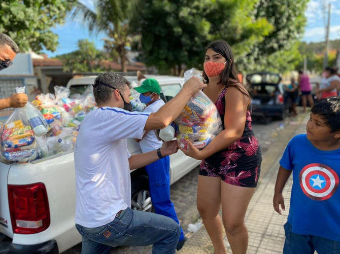 GAAC e famílias da Zona Norte de Natal recebem cestas básicas e kits de limpeza e higiene pessoal