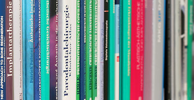 Stapel an Büchern aus dem Gebiet der Zahnmedizin