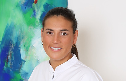 Portrait Aufnahme von der Zahnärztin Dr. Shirin Assemi-Kabir in der OCplus Praxisklinik Dr. Sven-Olaf Börner