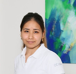 Porträt einer lächelnden Frau mit weißem Oberteil. Zu sehen ist Frau Maryam Azimi