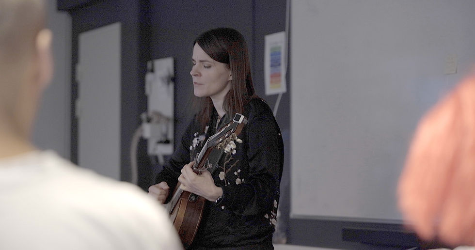 SOLO-artist Mirja Klippel giver koncert på Special Minds i Silkeborg i 2024.