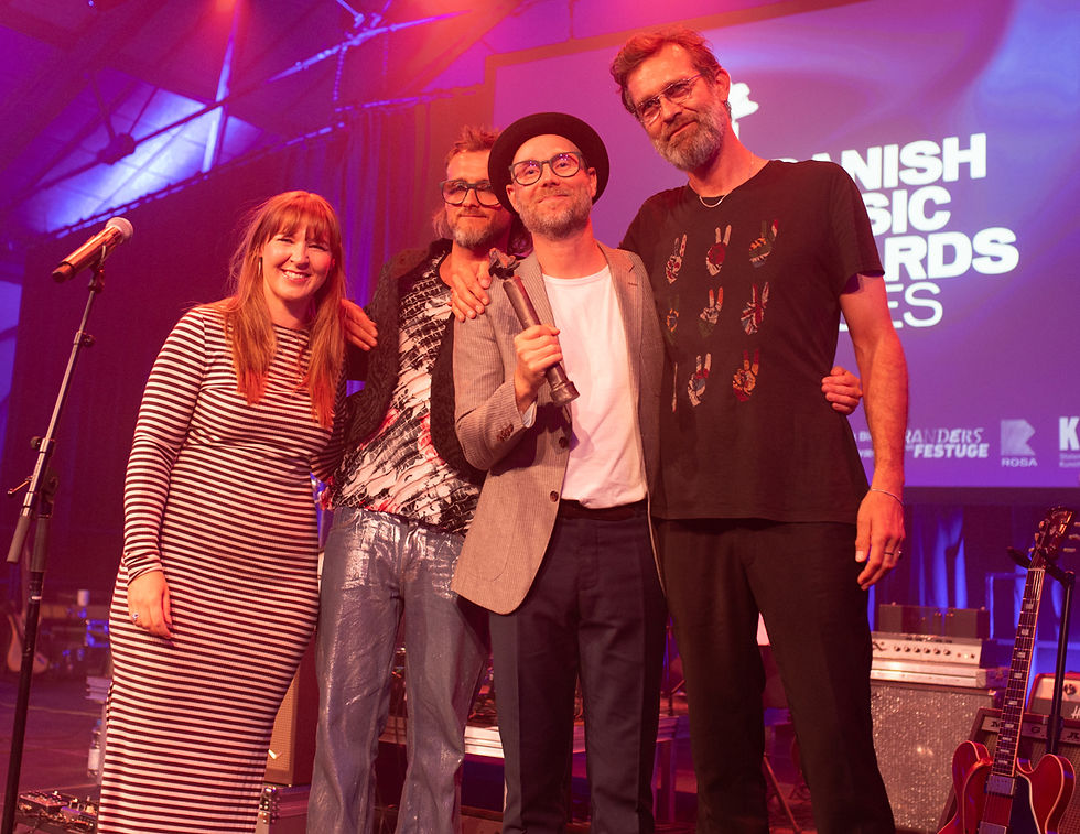 AEGTESKAB var en populær vinder af Blues Liveprisen - statuetten blev overrakt af Dansk Artist Forbunds Marianne Lewandowski. Foto: Frank Nielsen