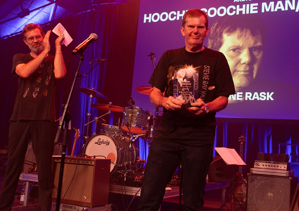 Der var store ovationer til årets Hoochie Coochie Man, ”Musikmafiosoen” Bjarne Rask - og rosende personlige ord fra prisoverrækkeren, Mike Andersen. Foto: Frank Nielsen