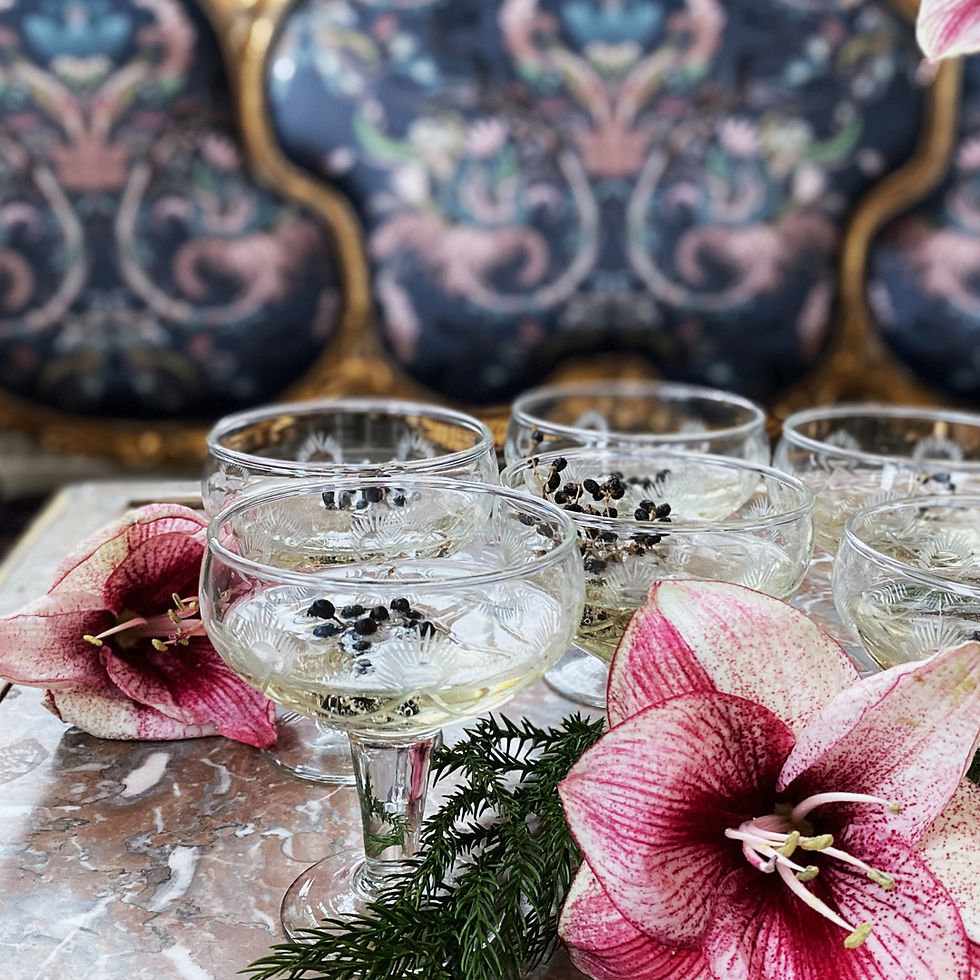 Julbord på slott. amaryllis , champagneglas