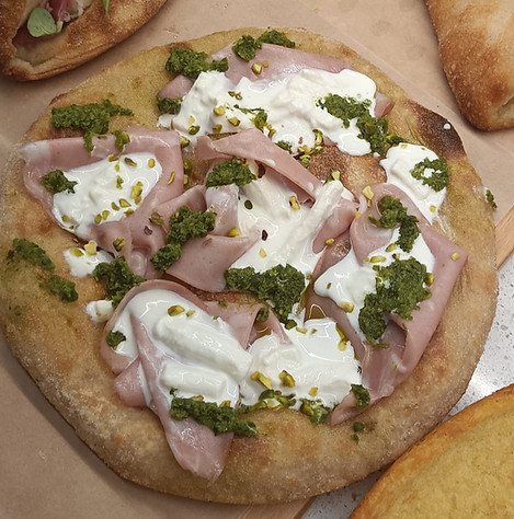 panino la piega con pistacchio, mortadella e burrata