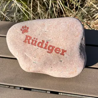 Ein Naturstein Findling als Tiergrabstein in der Länge 22 cm