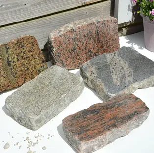 Eine Auswahl an unterschiedlichen Natursteinen poliert in Farbe, Größe und Gesteinsmaterial für kleine Grab- und Gedenksteine