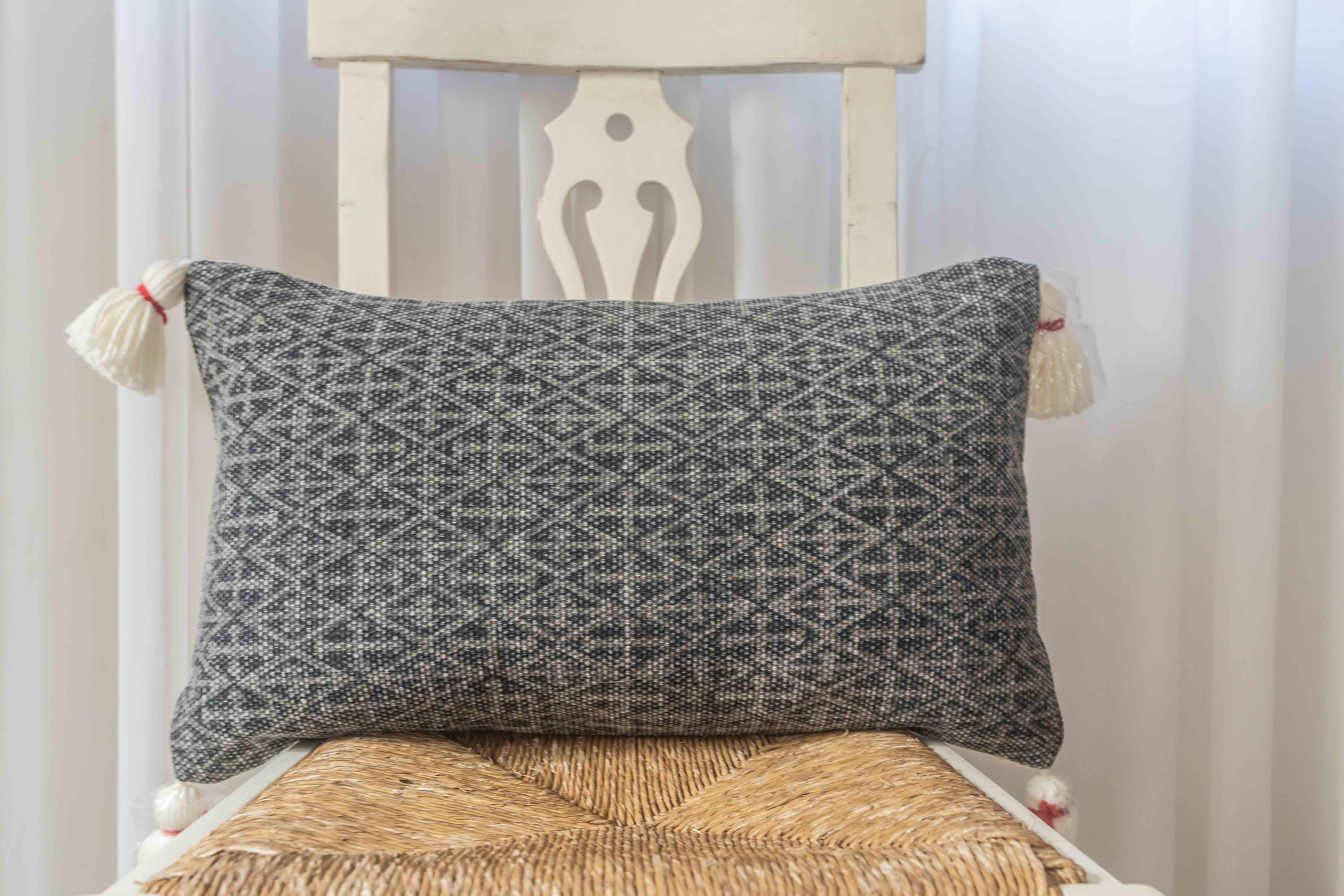 כרית מלבנית אפורה ערבסק