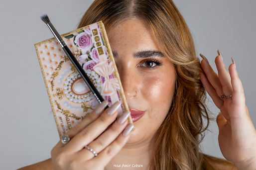 Noa Amir Cohen - Beautiful lady showing he makeup with makeup kit