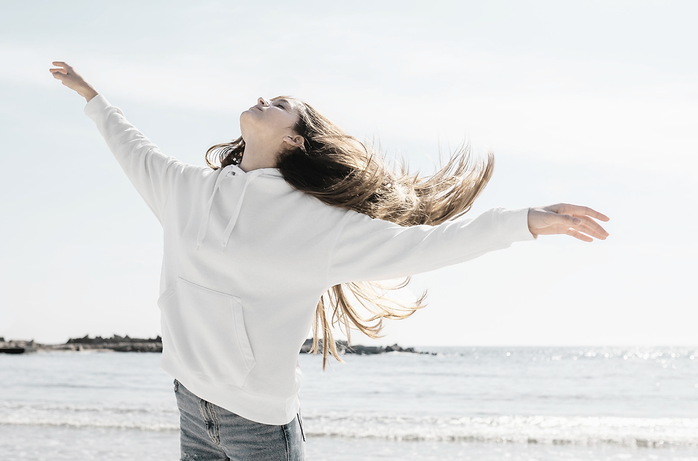 אישה פורשת ידיים