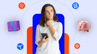 Mulher pensativa segurando um celular, cercada por ícones que representam finanças e economia, como um cofrinho rosa, calculadora, caixa, engrenagem de dinheiro e trevo, simbolizando a dúvida entre guardar dinheiro em cofrinho físico ou caixinha digital.