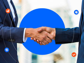 Aperto de mãos entre duas pessoas vestindo ternos, simbolizando um acordo ou negociação, com ícones ao redor representando planejamento, metas e validação.