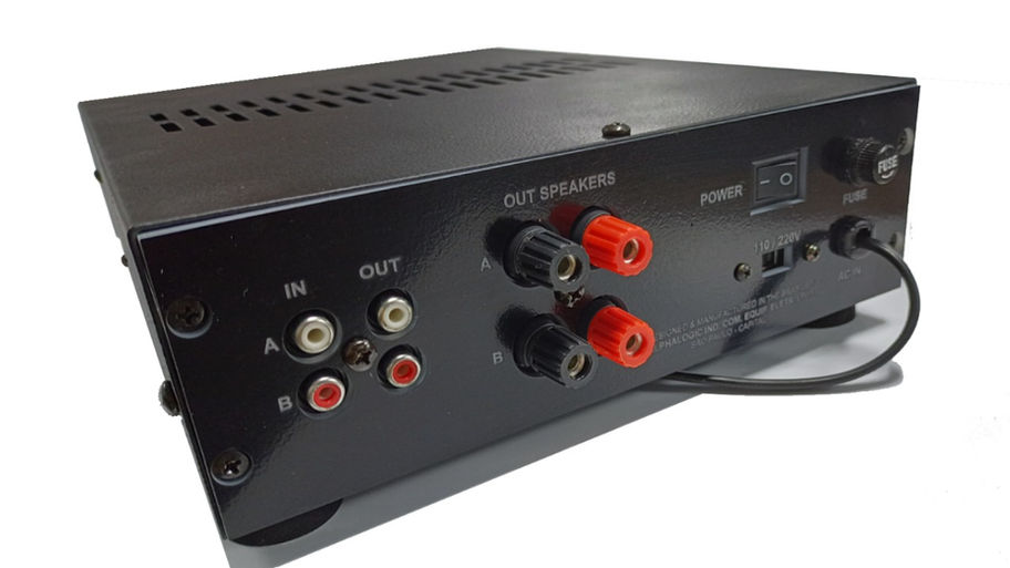 O AP2700 tem saída para 2 caixas acústicas de 8 Ohms passivas.