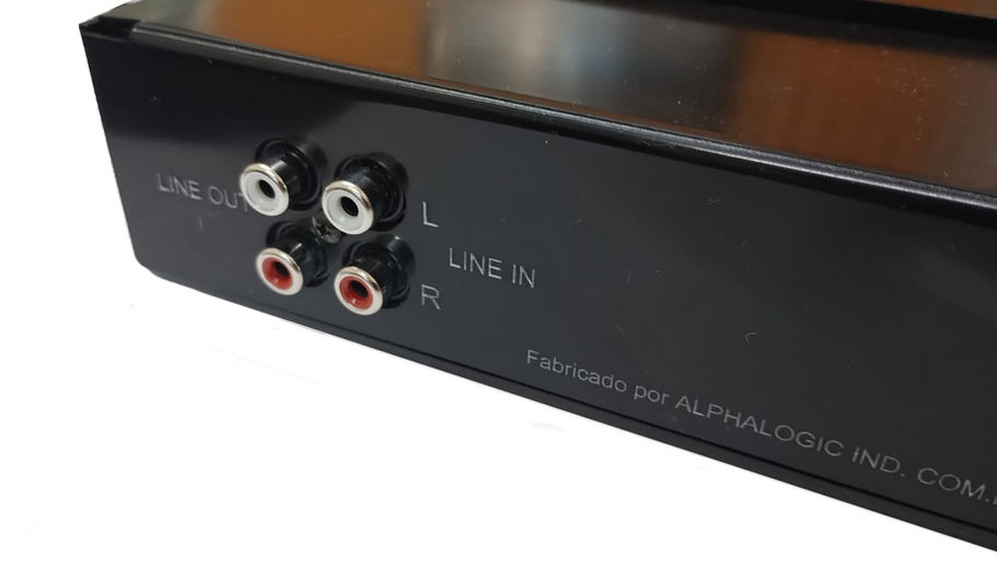 AC12, simplismente perfeito para uso automotivo, mistura 2 microfones à música.