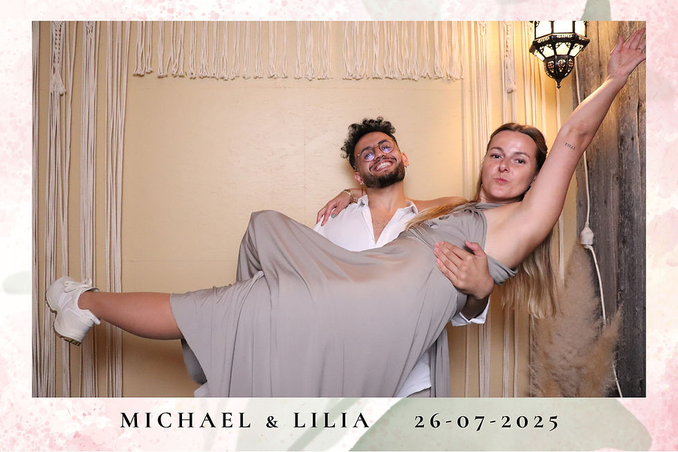 Fotobox Hochzeit Graz: Paar posiert mit viel Spaß für ein unvergessliches Erinnerungsfoto.