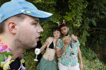 Seitliches Close-up mit Partydeko – verspielte Details bei Fotobox-Miete in Graz.