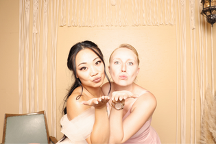 Beste Freundinnen posieren vor der Fotobox auf einer Party in Graz.