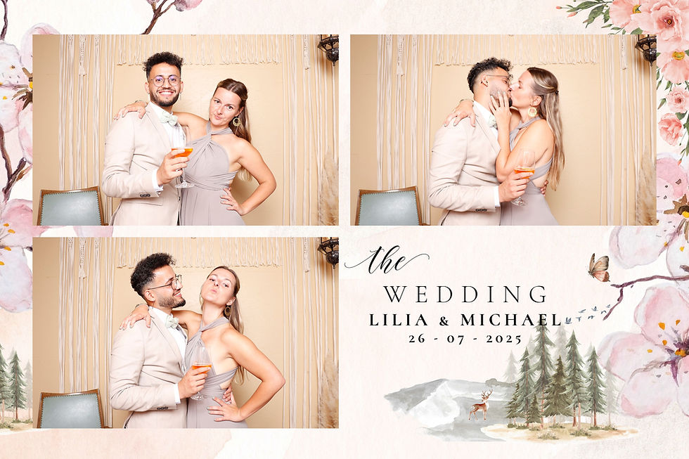 Paar posiert in Fotobox auf Hochzeit in Graz – lustige Erinnerungsfotos von Lilia & Michaels Feier 2025.