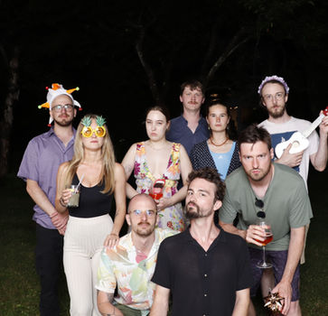 Große Gruppe feiert ausgelassen – Erinnerungen für die Ewigkeit mit Fotobox in Graz.