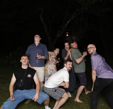 Gruppe in Actionpose – Spaß garantiert mit der mobilen Fotobox Graz.