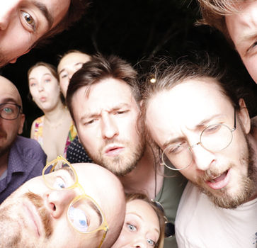 Selfie im Weitwinkel – wilde Momentaufnahme mit der Fotobox in Graz.