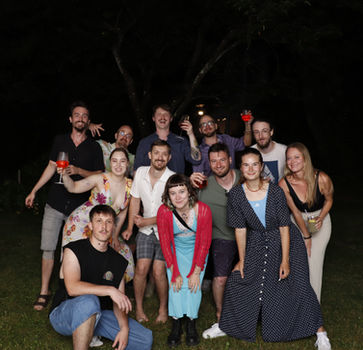 Teamfoto mit allen Freunden – Fotobox-Vermietung in Graz für Gruppenbilder.