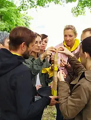 Une équipe pendant le Team Building Action game d'EMBOITE LE PAS