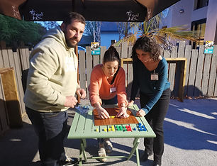 Un groupe joue à un jeu de réflexion lors d'un afterwork d'EMBOITE LE PAS