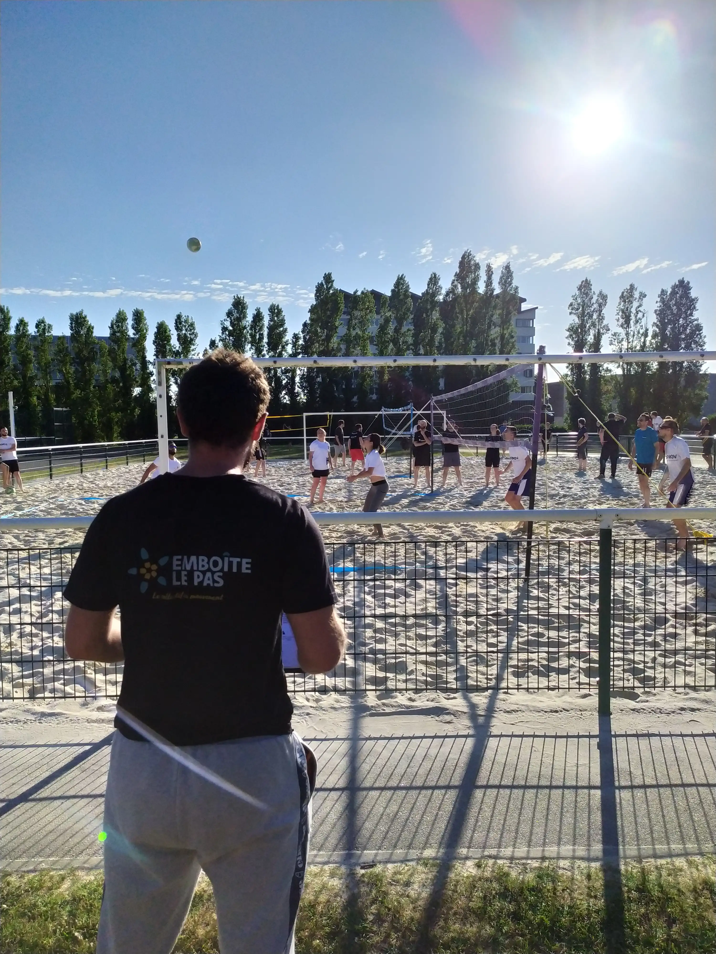 tournoi beachvolley avec emboite le pas