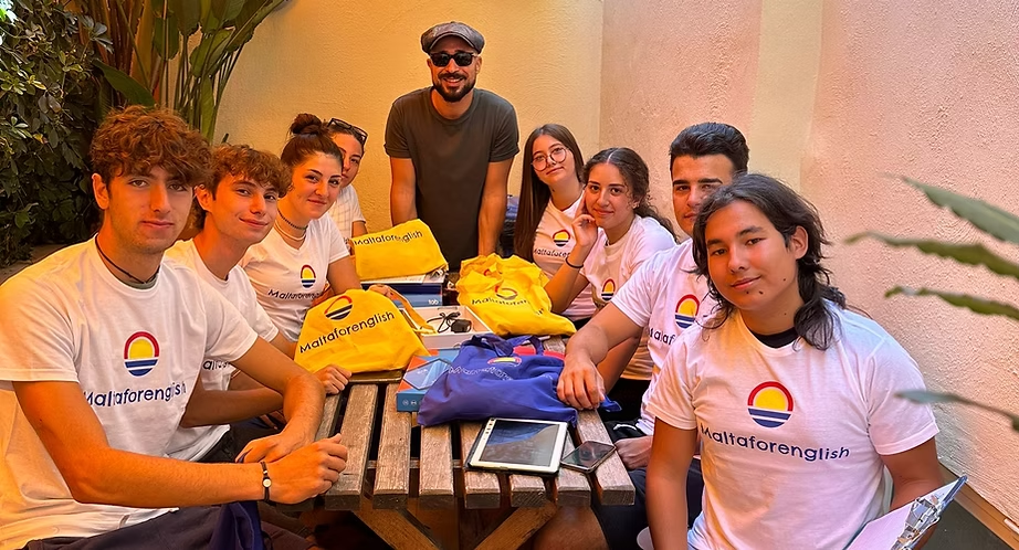 Studenti a Malta con gadget MaltaforEnglish