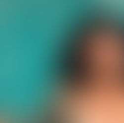 donna che si rilassa nel mare