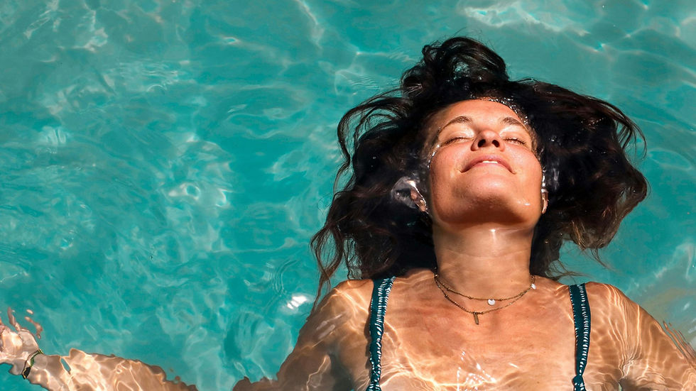donna che si rilassa nel mare