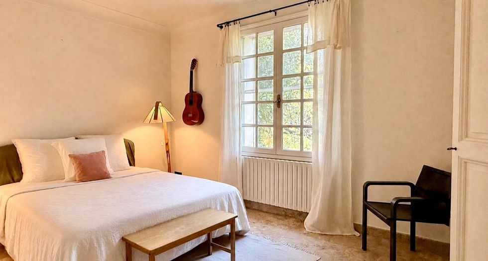 Chambre lumineuse avec espace détente dans une maison d’architecte à Carpentras
