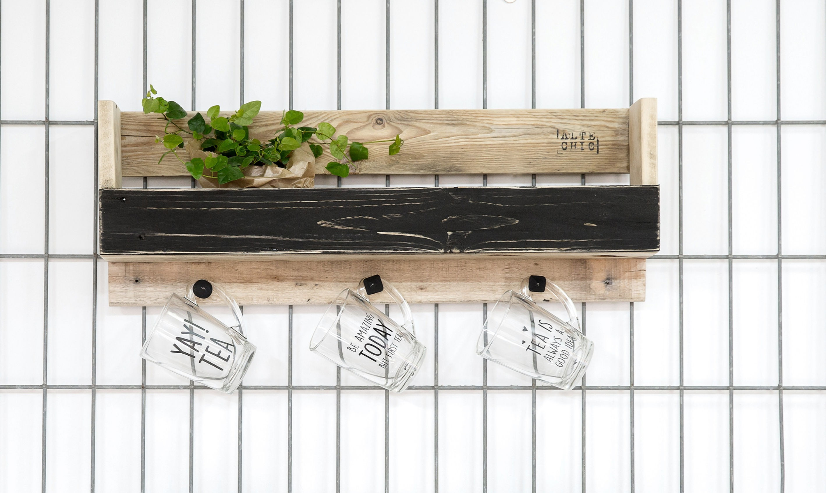 מדף עם מתלים חזית צבע שחור