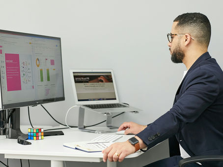 Manager qui consulte des indicateurs sur son ordinateur.