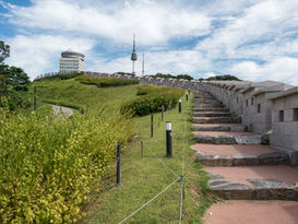 Namsan Mountain Park (남산공원) is the largest public park in Seoul