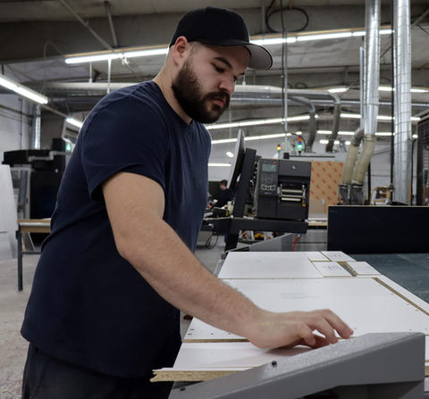 Notre excellente réputation de manufacturier d’armoires de cuisine et salle de bain s’est bâtie et s’appuie sur le travail irréprochable d’une équipe professionnelle et d’expérience.