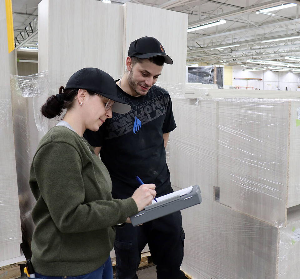 Avec deux usines de fabrication entièrement automatisées sur 95,000 pieds carrés, notre équipe qualifiée fabrique chacun des éléments à l’interne en utilisant des matériaux de qualité.