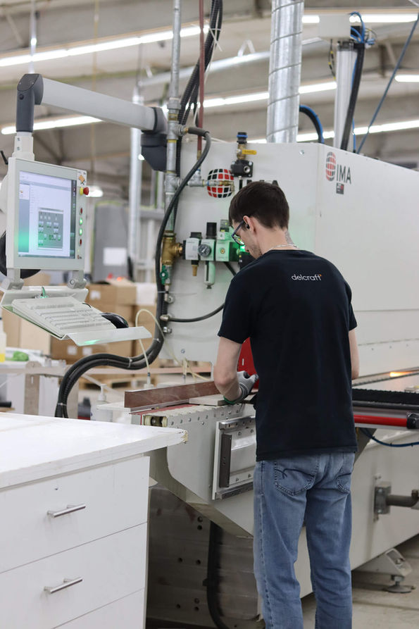 Notre excellente réputation de manufacturier d’armoires de cuisine et salle de bain s’est bâtie et s’appuie sur le travail irréprochable d’une équipe professionnelle et d’expérience.