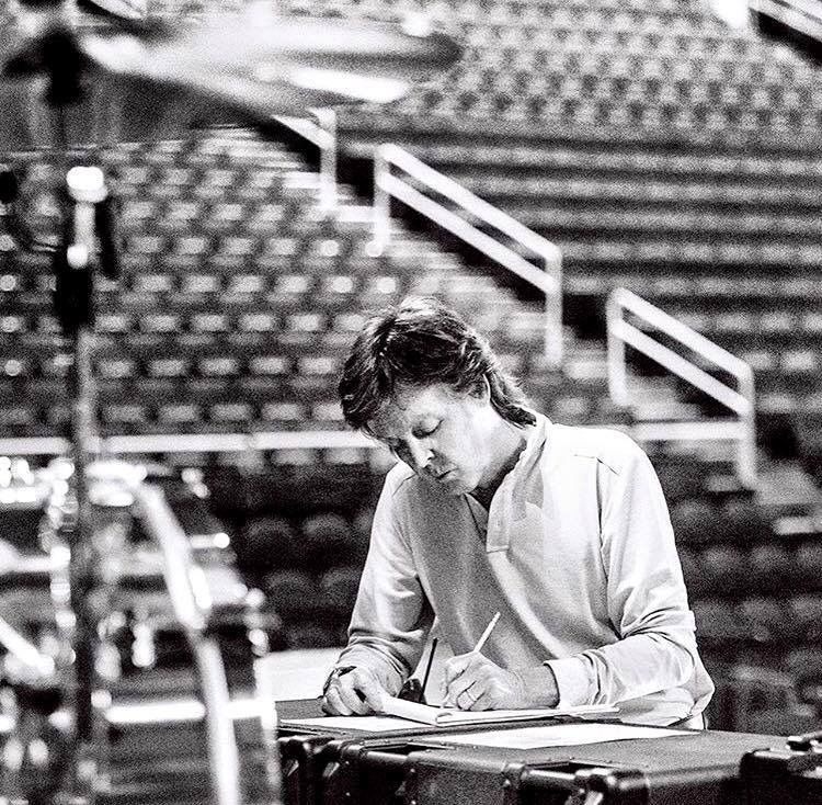Paul escribiendo canciones