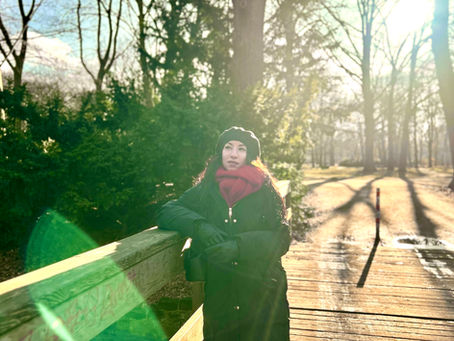 Viviana auf einer Brücke in Berlin 