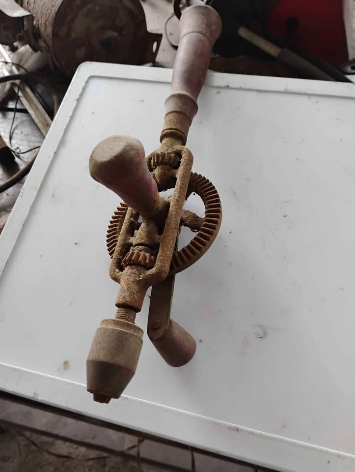 Miniatura: Furadeira manual antiga 