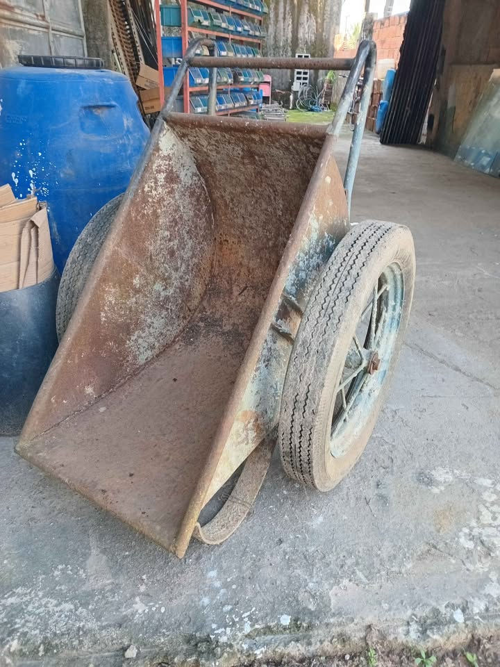 Miniatura: Carrinho gírica para construção  