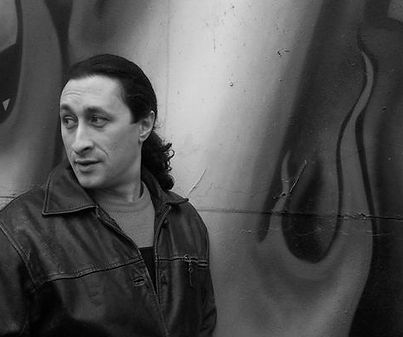 papi con mural blanco y negro .jpg