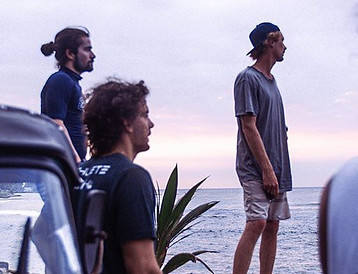 Boys on the hunt for some swell 🌊 6am s