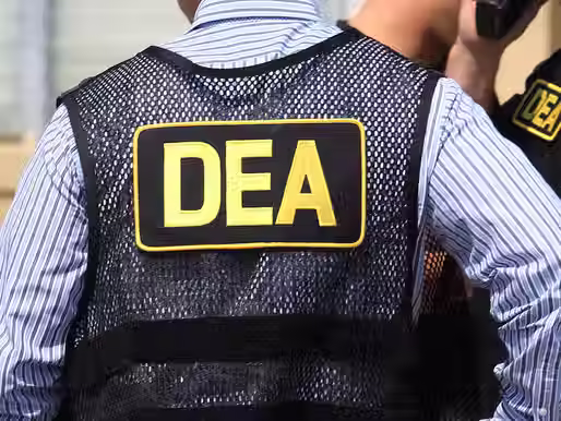 DEA detecta nueva estrategia de cárteles: metanfetamina en píldoras dirigidas a jóvenes universitarios