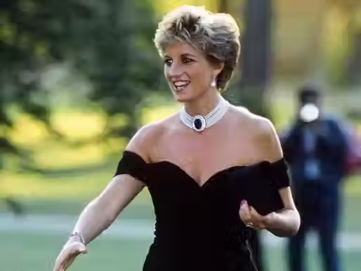 Dónde está hoy el provocativo “vestido de la venganza” que usó Lady Di la noche que Carlos admitió públicamente su infidelidad