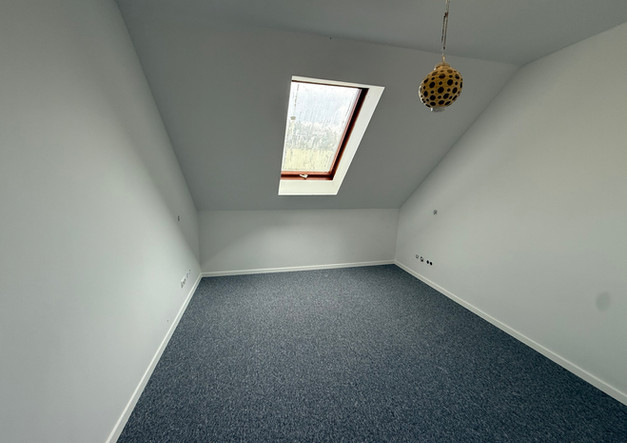 Weißes Renoviertes Zimmer mit blauen tepich boden