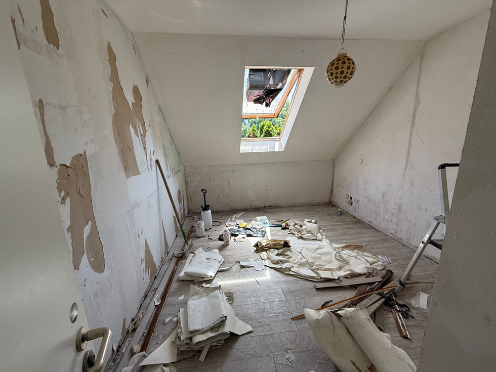 Zimmer vor der Renovierung mit abgemachte tapete